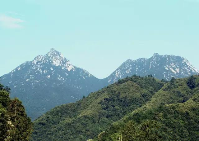 2. “Phật ngủ” ở núi Quan Âm: Núi Quan Âm là núi Phật giáo nổi tiếng, mạch núi ở sau chùa Vương Sơn; từ trong chùa nhìn ra xa có thể thấy núi Quan Âm giống như hình Quan Âm Bồ Tát đang nằm. Cho đến bây giờ, đây vẫn là bức tượng thiên nhiên hình Quan Âm nằm lớn nhất thế giới.